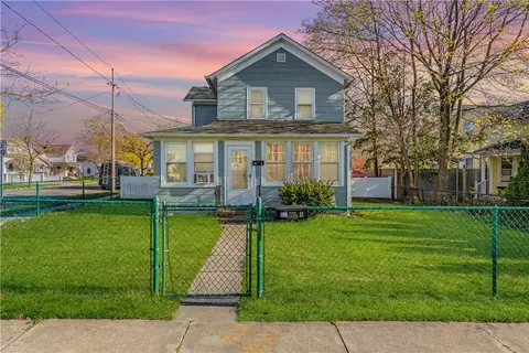 40 Amity St, Patchogue, NY 11772