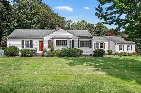 24 Summit Ave, Woodbury Town, NY 10917