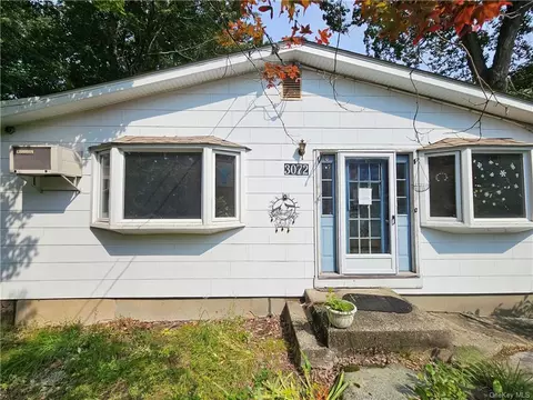 3072 Maqua Pl, Yorktown, NY 10547