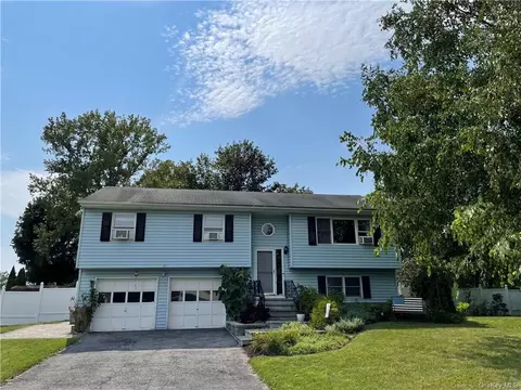 221 Dairy Ln, New Windsor, NY 12553