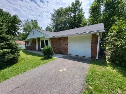 7 Dean Hill Rd, New Windsor, NY 12553
