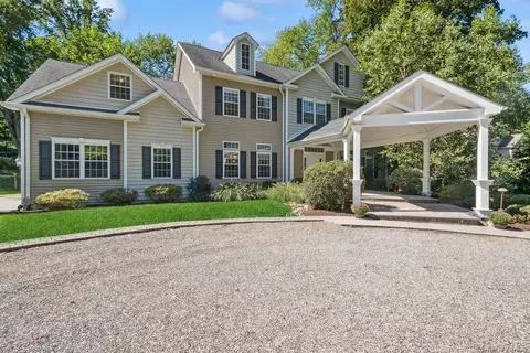 2 Algonquian Trl, Mount Pleasant, NY 10510
