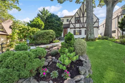 84 Lookout Cir, Larchmont, NY 10538