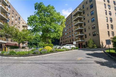 35 Stewart Pl #201, Mount Kisco, NY 10549