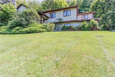 24 Woodbury Rd, Woodbury Town, NY 10930