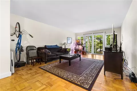 512 Woodland Hills Rd, Greenburgh, NY 10603