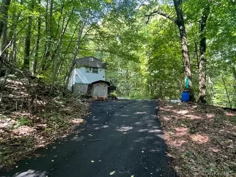 93 Reservoir Rd, Marlboro, NY 12542