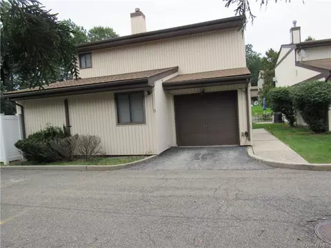 8 Marsham Ct, Wallkill, NY 10940