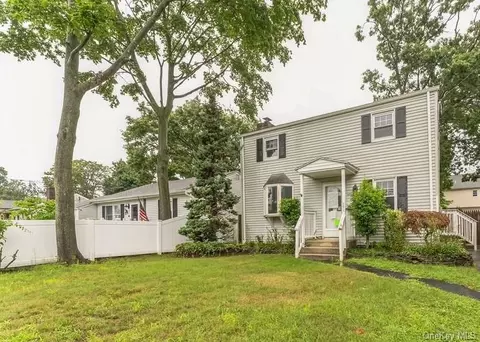 1472 2nd St, West Babylon, NY 11704