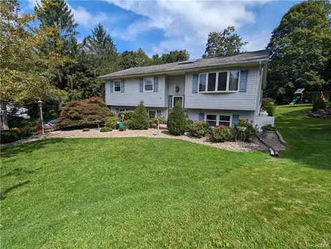 87 Washington Dr, Woodbury Town, NY 10930