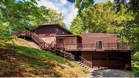 25 Pine Woods Rd, Hyde Park, NY 12538