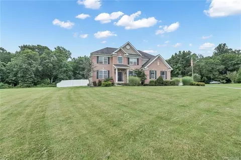 105 Luthien Forrest Rd, Rock Tavern, NY 12575