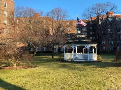 220 Pelham Rd #3C, New Rochelle, NY 10801