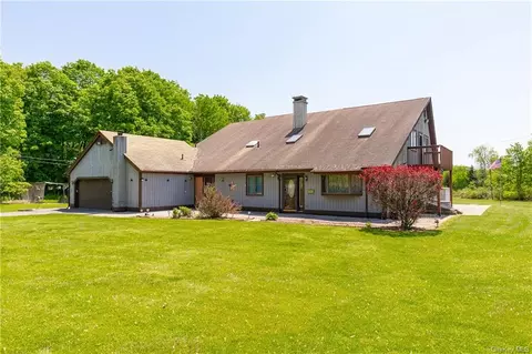 17 Budd Ln, La Grange, NY 12540