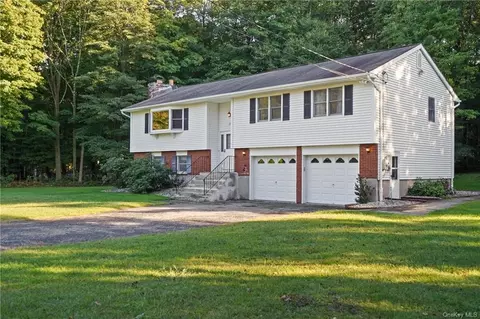 25 Fini Dr, Carmel, NY 10512