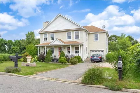 70 Rhone Ridge Dr, Pawling, NY 12564