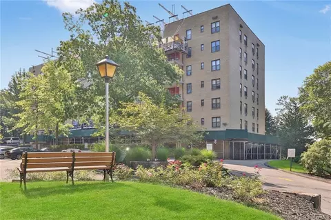 35 Stewart Pl #401, Mount Kisco, NY 10549