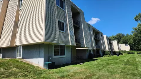 303 Fox Run Ln, Carmel Hamlet, NY 10512