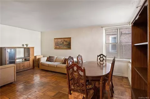 325 201st St #1D, Bayside, NY 11361