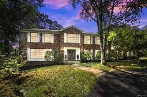 12 Brentwood Dr, Poughkeepsie, NY 12603