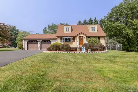 4 Surrey Ln, Clarkstown, NY 10956