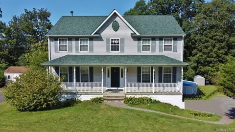 48 Ramblewood Dr, Newburgh, NY 12550