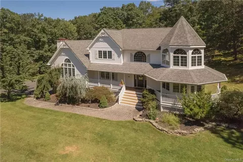 17 Skahen Dr, Tomkins Cove, NY 10986