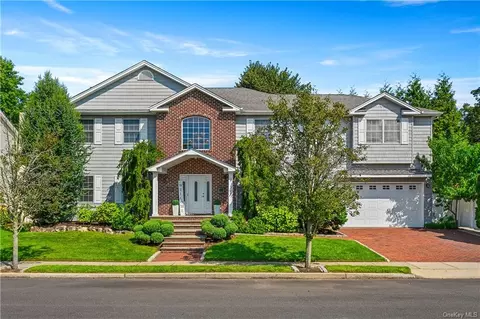 2711 Beacon Hill Dr, North Bellmore, NY 11710