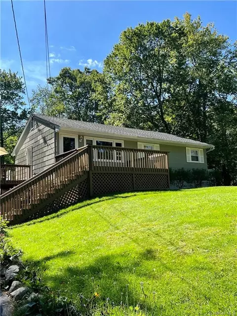 31 Hillcrest Dr, New Windsor, NY 12577