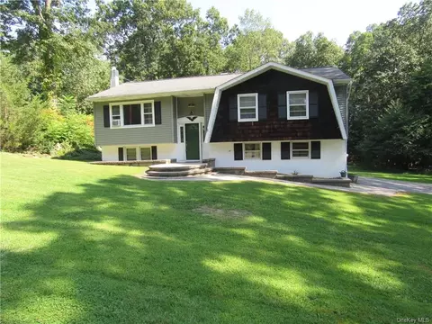 67 Pine Ct, Wallkill, NY 10941