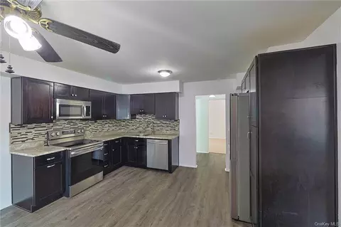 10 Oakwood Ter #31, New Windsor, NY 12553
