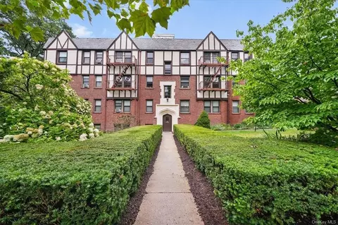 11 Greenridge Ave #D1, White Plains, NY 10605