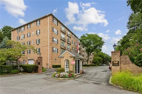 1 Consulate Dr #4K, Eastchester, NY 10707