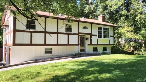49 Roosevelt Rd, Hyde Park, NY 12538