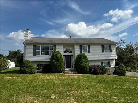 29 Sharon Dr, Wallkill, NY 10941