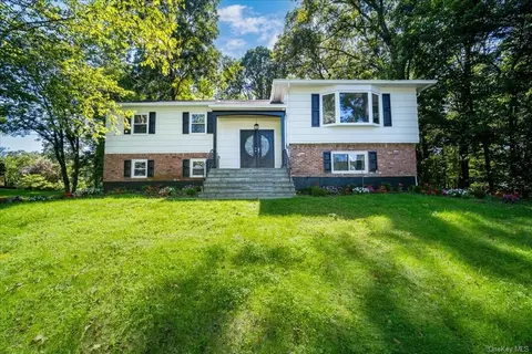 3 Oakmont Dr, Harrison, NY 10577