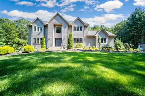 36 Stone Schoolhouse Rd, Wallkill, NY 12721