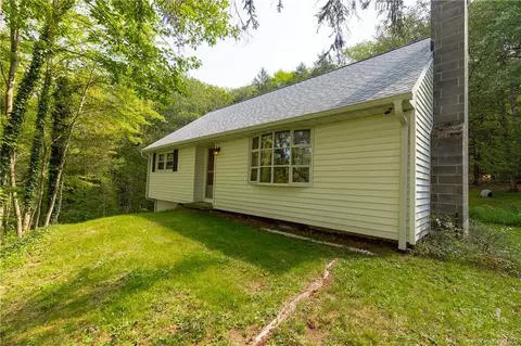 330 Creek Rd, Pleasant Valley, NY 12569