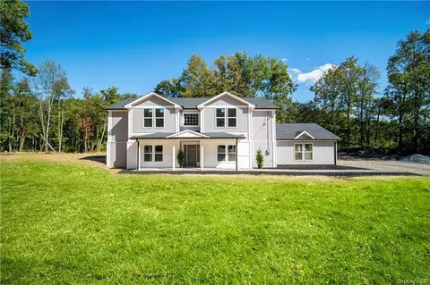 82 Hampton Rd, Marlboro, NY 12542