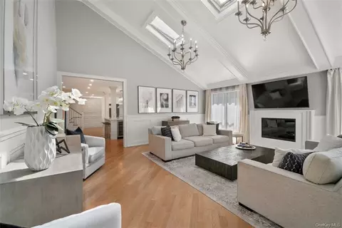 16 Brookridge Rd, New Rochelle, NY 10804