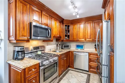 8 Bryant Cres #2N, White Plains, NY 10605