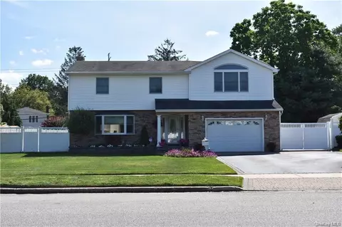 66 Pawnee Dr, Commack, NY 11725