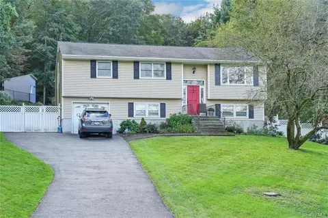 10 Strawberry Ln, Monroe, NY 10950