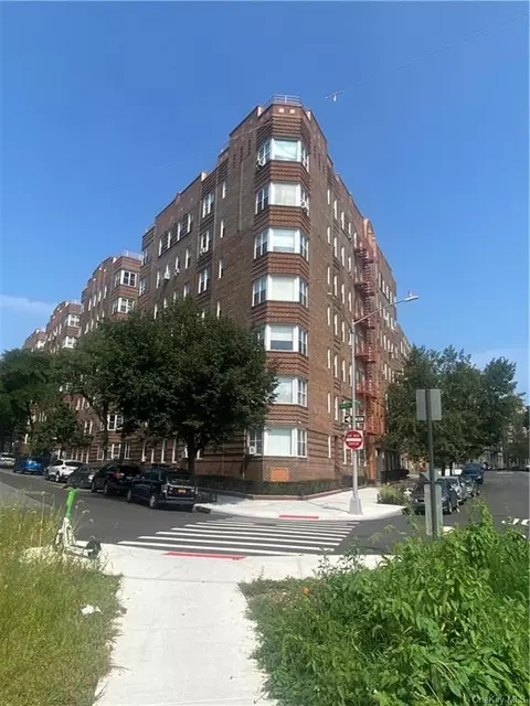 601 Pelham Pkwy N #214, Bronx, NY 10467