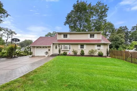 97 Prospect St, Clarkstown, NY 10954