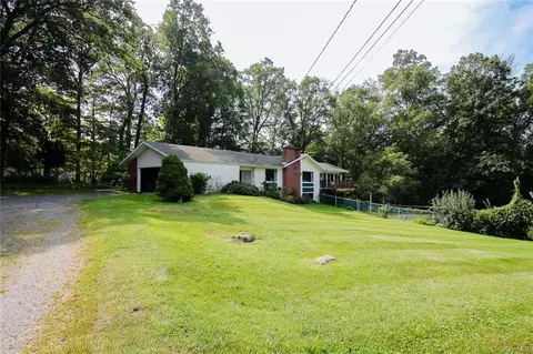 1 Top O Hill Rd, Wappinger, NY 12590