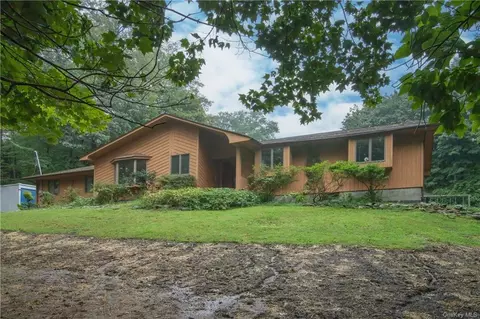 184 Estrada Rd, Woodbury Town, NY 10917