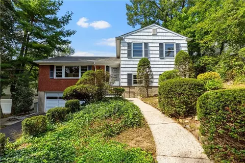 19 Rockridge Rd, Larchmont, NY 10538