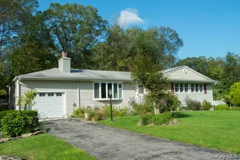 3 Spruce Rd, Hyde Park, NY 12538