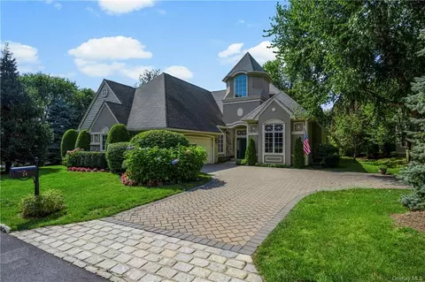 24 Stony Gate Oval, New Rochelle, NY 10804